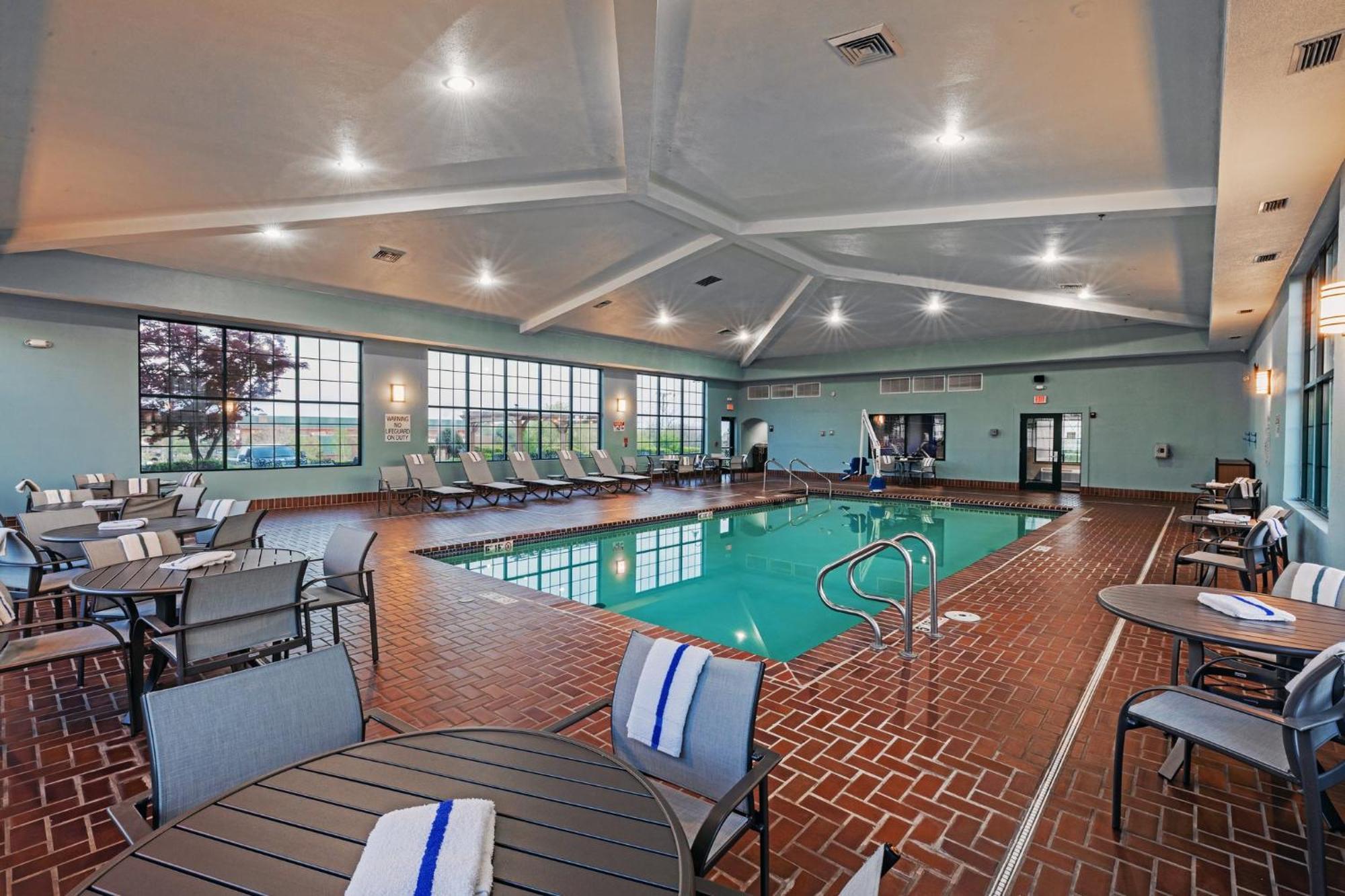 Holiday Inn Express & Suites Tulsa S Broken Arrow Hwy 51 By Ihg Exterior foto